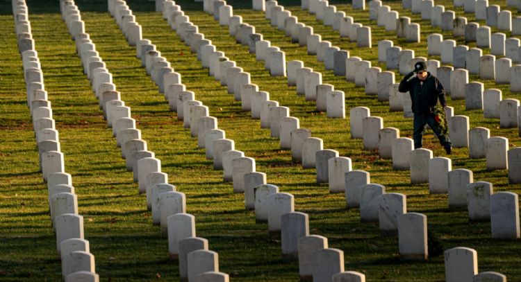 Trump hablará en el Cementerio Nacional de Arlington por el Día de los Caídos