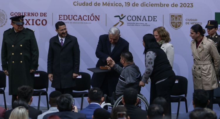AMLO entrega el Premio Nacional de Deportes y estímulos a deportistas