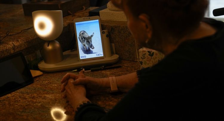Robot que habla ayuda a ancianos a combatir la soledad con uso de la IA