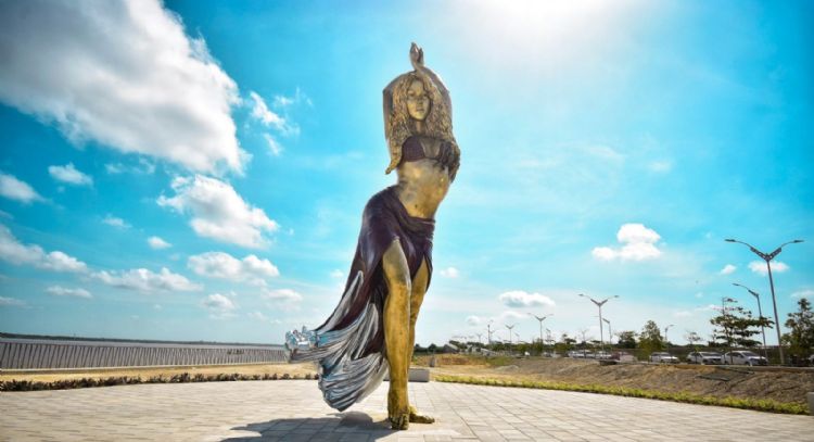 Ciudad natal de Shakira devela una estatua gigante de la estrella colombiana