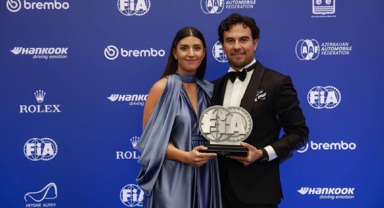 Sergio “Checo” Pérez recibe su trofeo como subcampeón de la Fórmula 1