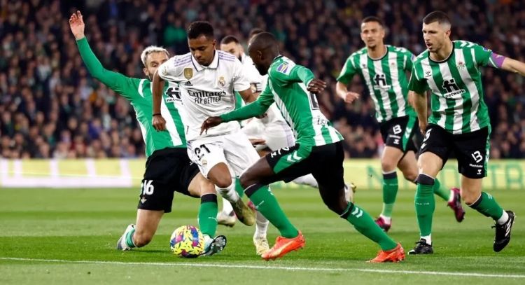Real Madrid empata con Betis y lidera a la espera del resultado de Girona