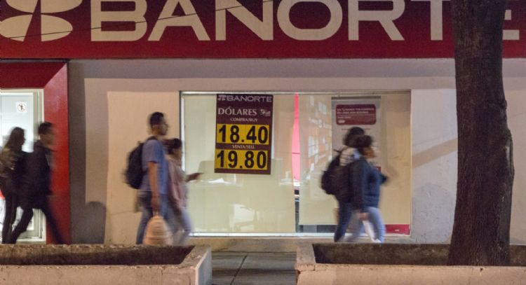 Peso gana terreno por el cierre del gobierno de Estados Unidos