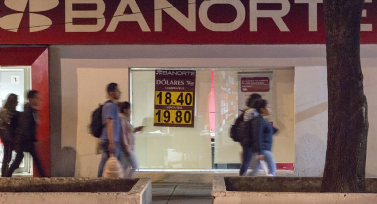 Peso arranca la semana con ganancias en medio de las protestas en Los Ángeles