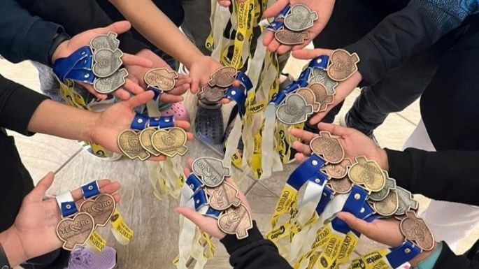 Niños ganan 42 medallas en torneo de natación y les triplican las cuotas para entrenar en Querétaro