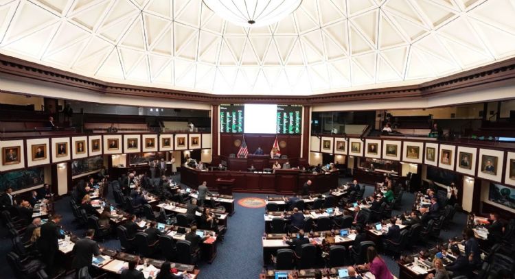 Cámara de Representantes de EU aprueba proyecto de gastos que incluye impuesto de 3.5% a remesas