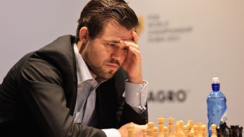 Ajedrez: Magnus Carlsen expulsado del Mundial de rápidas