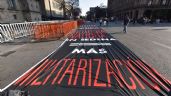 Colectivo “Hasta encontrarte” coloca megamanta contra la militarización de la SCJN a Palacio Nacional