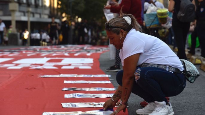 Colectivo “Hasta encontrarte” coloca megamanta contra la militarización de la SCJN a Palacio Nacional