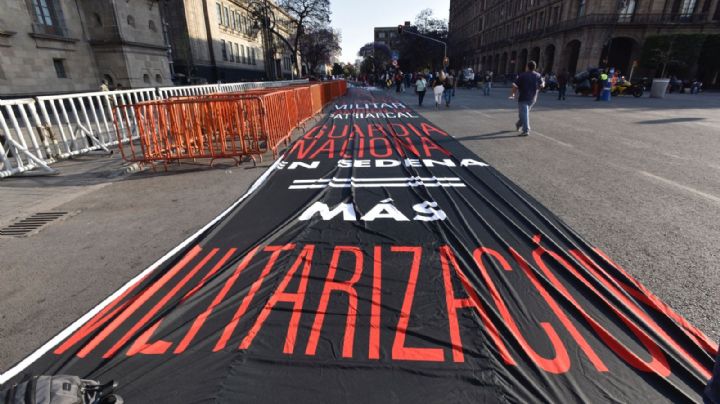 Colectivo “Hasta encontrarte” coloca megamanta contra la militarización de la SCJN a Palacio Nacional