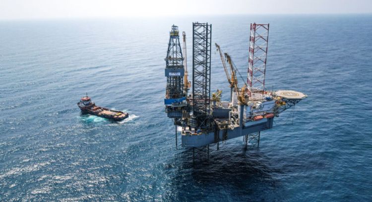 Ni 400 millones de barriles frenan alza en precios del petróleo por guerra en Medio Oriente