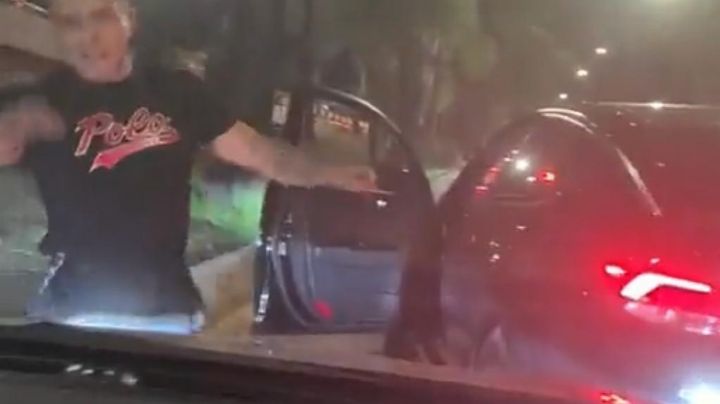 A golpes, automovilista le exige a otro conductor que le pida disculpas (video)
