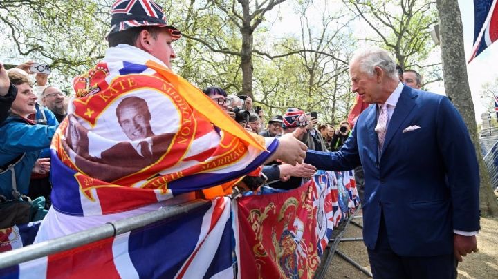 Carlos III y el príncipe Guillermo saludan por sorpresa a ciudadanos apostados cerca de Buckingham