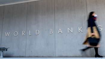 Argentina negocia con bancos privados un préstamo de 2 mmdd respaldado por el Banco Mundial