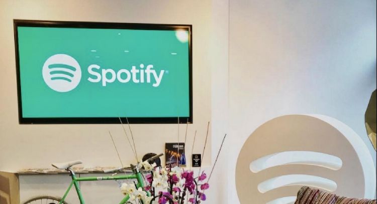 Comisión Europea evalúa sancionar a Apple por competencia desleal hacia Spotify