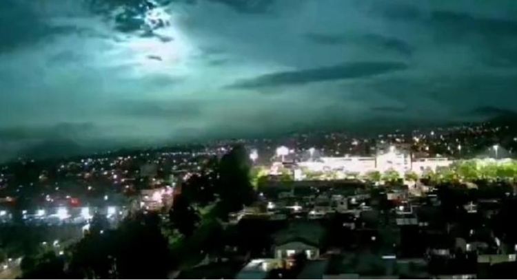 La caída de un meteoro iluminó el cielo en Colima, Michoacán y Jalisco (video)