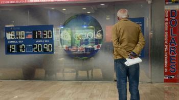 Aranceles al sector farmacéutico y caída del consumo le generan pérdidas al peso