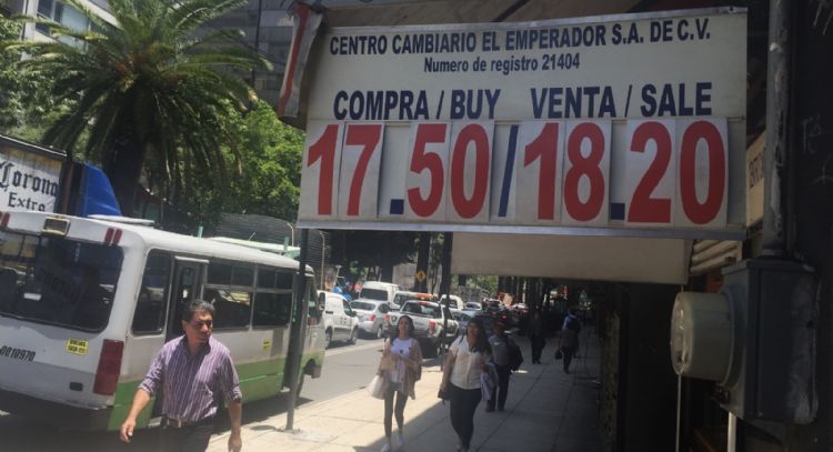 Peso cede ante cautela de los inversionistas y en espera del proyecto fiscal de Trump