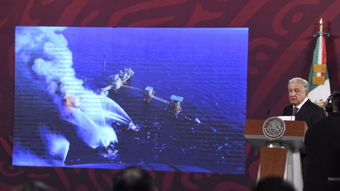 Hay “tres o cuatro” desaparecidos por explosión en plataforma de Pemex en Campeche: AMLO
