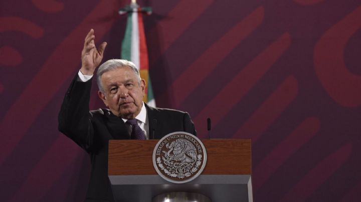 AMLO arremete de nuevo contra comentaristas de Televisa y pide equilibrio