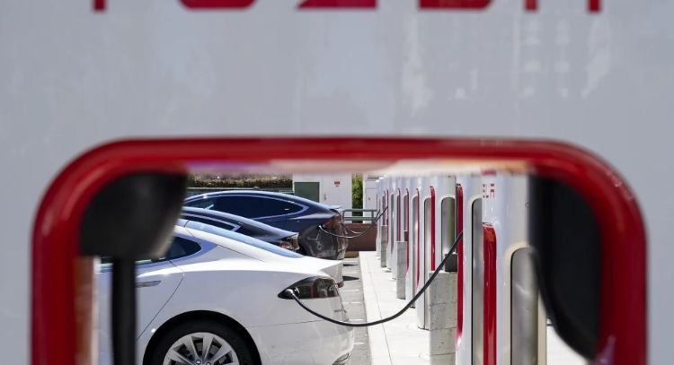 Tesla llama a revisión más de 125 mil autos para reparar sistema de aviso del cinturón de seguridad