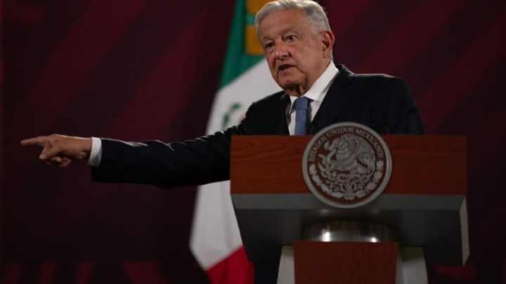 AMLO exhibe carta que envió al abogado de García Luna: "Tenía muchas ganas de demandarlo"