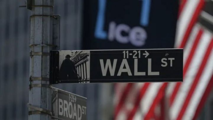 Moody's rebaja el rating de diez pequeños bancos de EU y pone en revisión el de otros seis mayores