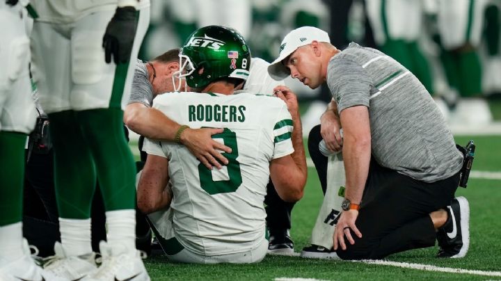 Aaron Rodgers sale lesionado en su debut con los Jets