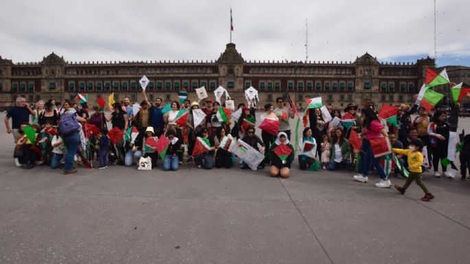 Vuelan papalotes en el Zócalo en solidaridad con Palestina