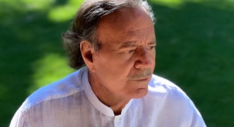 Retienen a Julio Iglesias en aeropuerto por lo que llevaba en su equipaje
