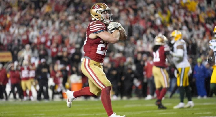 McCaffrey logra 2 touchdowns y 49ers eliminan a empeñosos Packers por 24-21