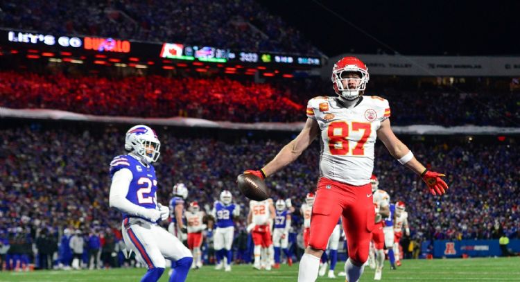 Kelce anota dos veces y Chiefs derrotan 27-24 a Bills para enfrentar a Ravens