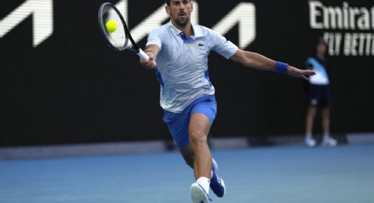 Djokovic sufre ante Fritz para alcanzar su 11ma semifinal del Abierto de Australia