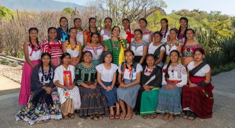 Reprocha Lila Downs el despilfarro de las campañas electorales