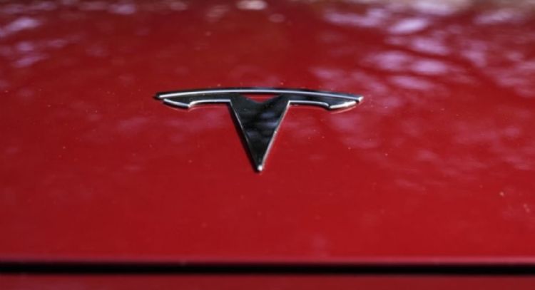 Tesla llama a talleres a 200 mil autos por nuevo fallo en el software