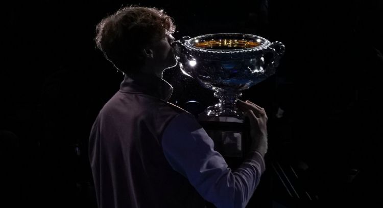 Sinner gana el Abierto de Australia al ruso Medvedev en épica remontada