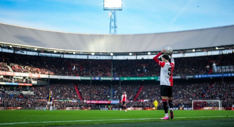 Santiago Giménez falla penalti en el partido de Feyenoord contra Twente