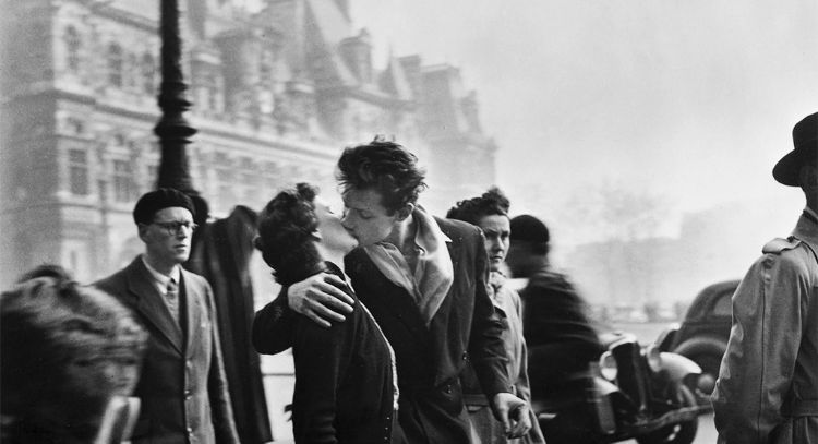La protagonista de la icónica fotografía "El beso" de Robert Doisneau muere a los 93 años