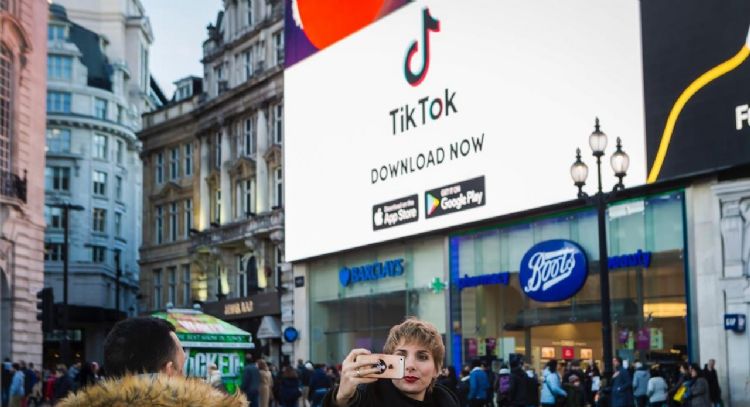 ¿La música de Taylor Swift y Bad Bunny podría desaparecer de TikTok? Esto es lo que se sabe
