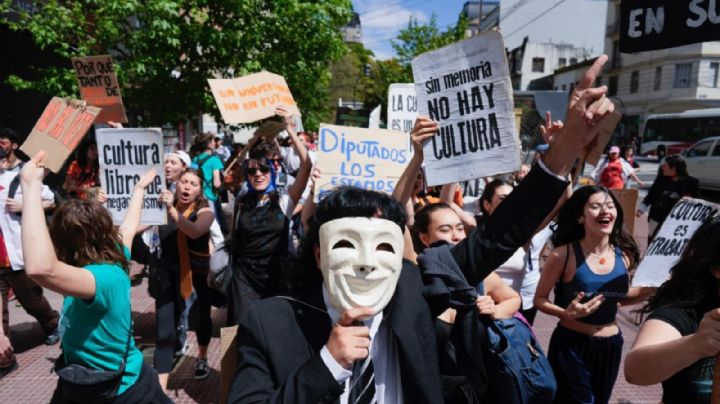 Profesores paran y estudiantes toman facultades en Argentina en rechazo al ajuste educativo de Milei