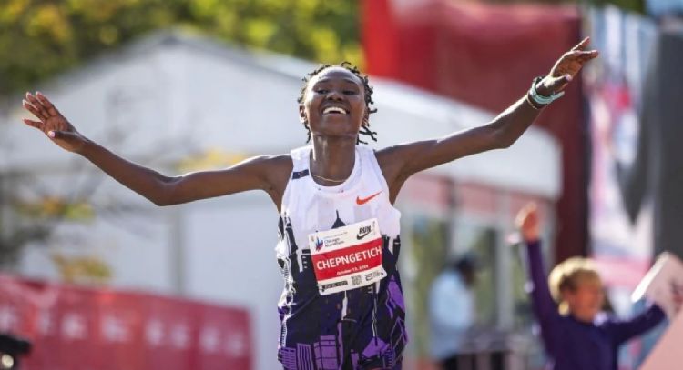Ruth Chepngetich destroza el récord mundial por casi 2 minutos en el Maratón de Chicago (Video)