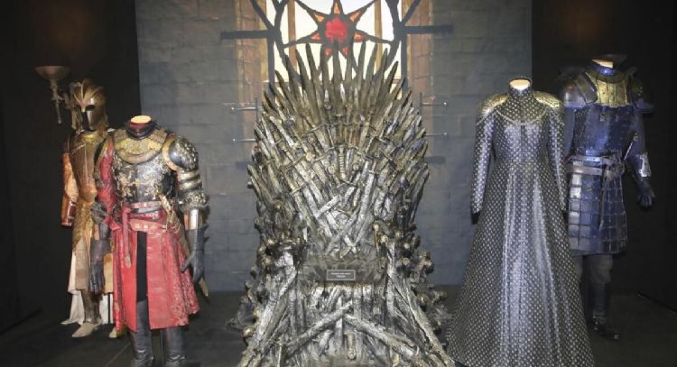 Subastan réplica del trono de Game of Thrones en casi 1.5 millones de dólares