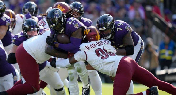 Jackson supera a Daniels y Henry logra dos touchdowns en triunfo de Ravens 30-23 sobre Commanders