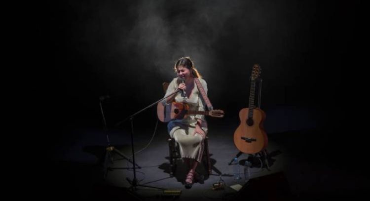 Silvana Estrada cautiva con su voz a público joven con clásicos de la música mexicana