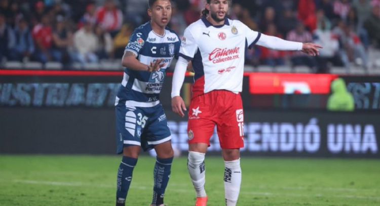 Con entrenador interino, Chivas regresa a la senda del triunfo en México, con 2-0 a Pachuca