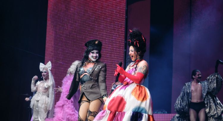 Mon Laferte, cautiva con arte digital y coreografías en el Auditorio Nacional (Videos)