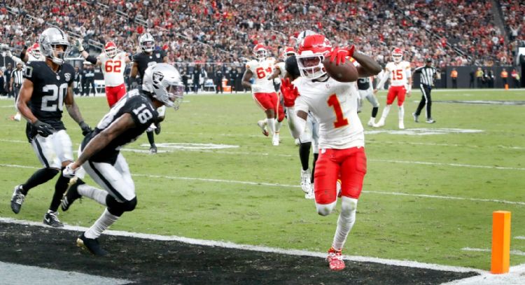 Chiefs derrotan 27-20 a Raiders para ponerse 7-0, con Mahomes lanzando para 262 yardas y 2 TDs