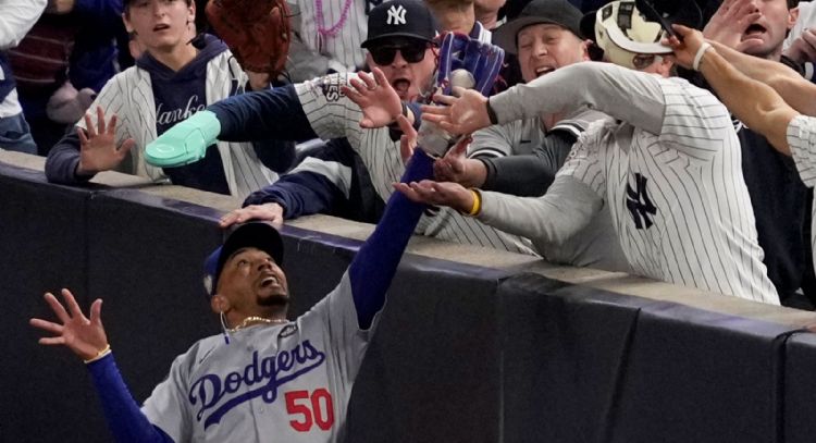 MLB veta indefinidamente a los aficionados que interfirieron con Mookie Betts en la Serie Mundial