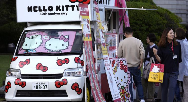 A los 50, Hello Kitty es tan "kawaii" y lucrativa como siempre