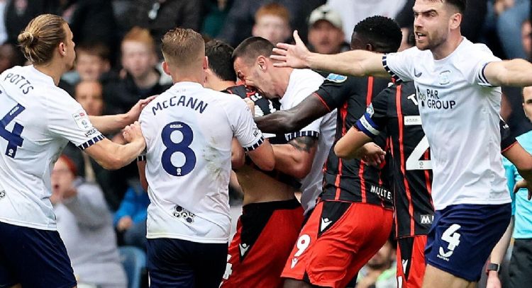 Suspenden ocho partidos a futbolista que mordió a su rival en Inglaterra (Video)